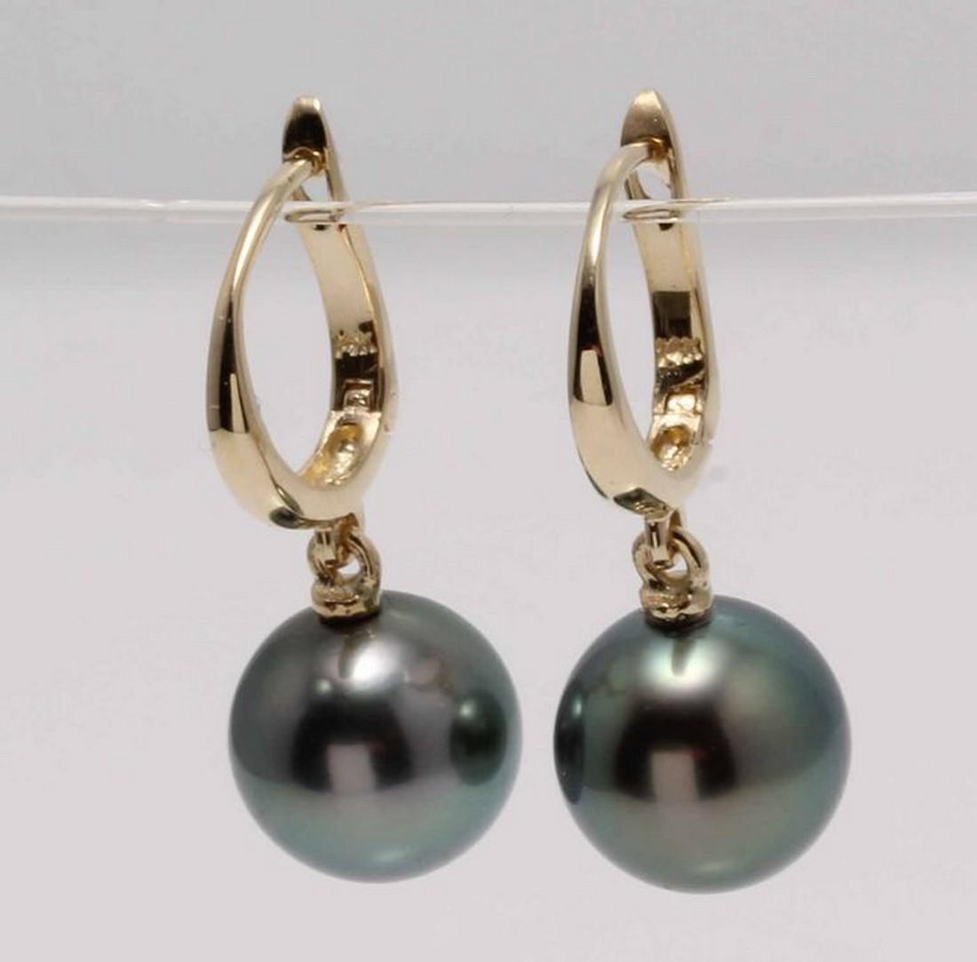 14 kt. Yellow Gold - 9x10mm Round Peacock Tahitian: Description: Classic Elegance ! Emerging from the tropical lagoons of French Poynesia, the pearls were hand selected for their natural remarkable colour and for the shine of their lustre. Pearl inform