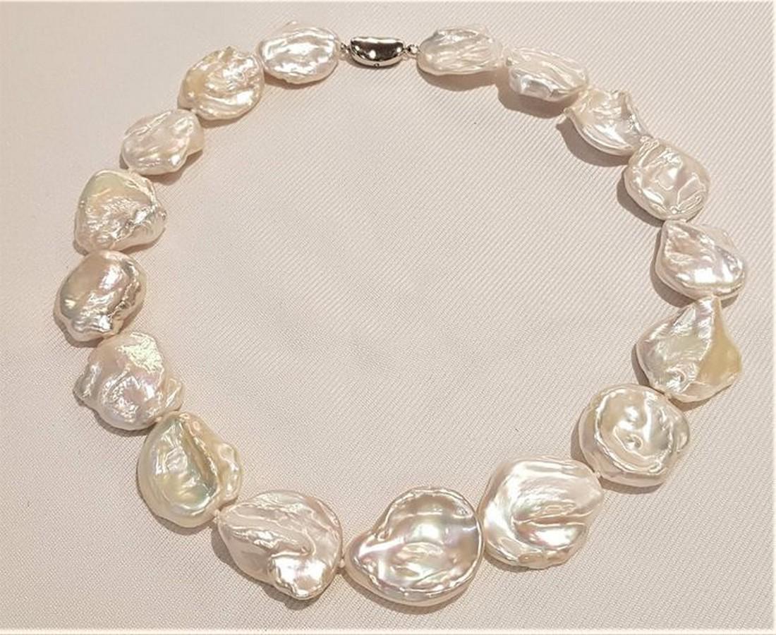 925 Silver - 18x22mm Cultured Pearls - Necklace: Description: This necklace counts 17 pearls and is unique for its dimensional big baroque shapes and its eye catching colour. The freshwater pearls were hand selected for their high lustre and natural
