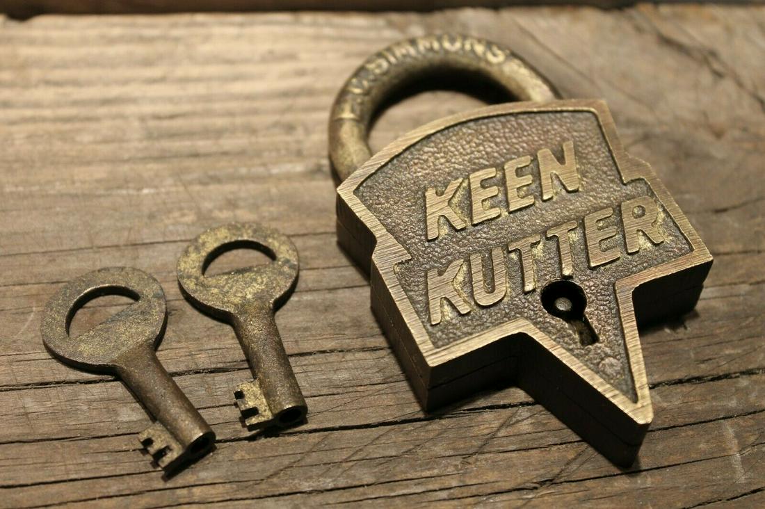 Brass Keen Kutter Padlock Lock & Key: 3 5/8" tall x 2 1/8" Wide Nice reproduction brass Keen Kutter padlock! This lock is fully functional! Hard to tell its age. Heavy solid brass. Springs right open when you turn the key. Great aged pati