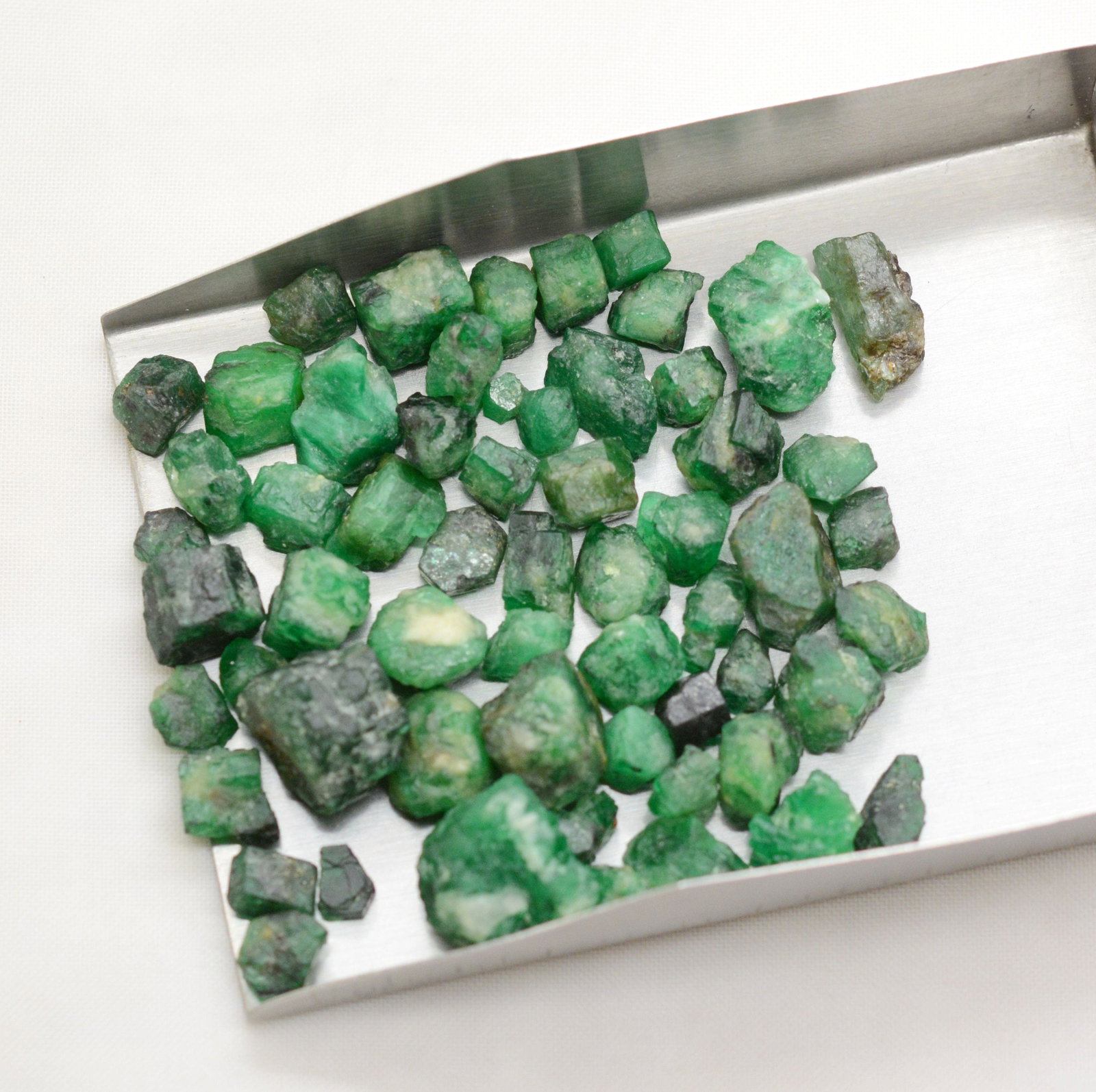 100 CT Gorgouse Natural Emerald Crystals @Pakistan: Title: 100 CT Gorgouse Natural Emerald Crystals @Pakistan Weight: 100 Carat Reserve: $40.00 Shipping: Domestic: Flat-rate of $12.00 to anywhere within the contiguous U.S. International: Foreign shippi