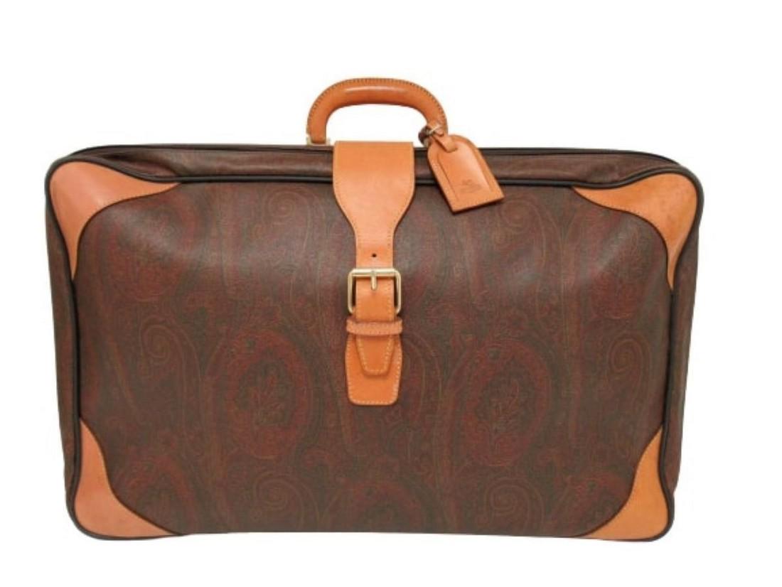 "Etro" Vintage brown coated canvas suitcase: (3304/B). Vintage suitcase "Etro Milano". Ideal for both men and women. Equipped with security padlock with keys, and name holder. The external condition is very good, however it has small signs of ru