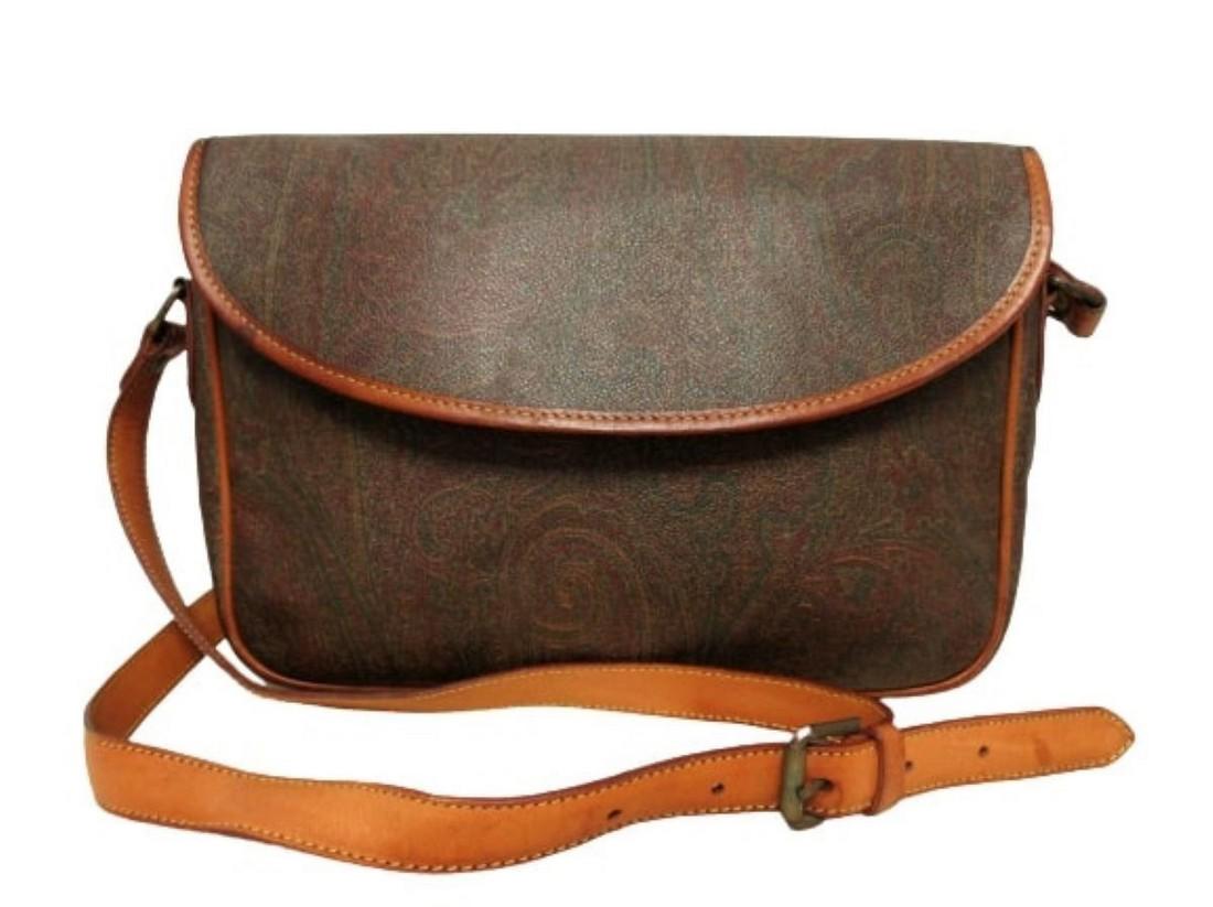 "Etro" Vintage shoulder bag in brown coated canvas: (3313/B). Vintage shoulder bag in Paisley coated canvas with cowhide leather inserts. The shoulder strap is adjustable and the closure with automatic button. It is a medium-sized bag, ideal for conven