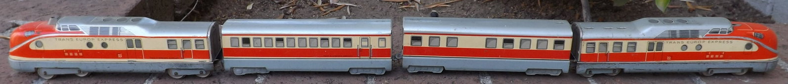 Distler (Made in Western Germany) "TransEurope: Distler (Made in Western Germany) "TransEurope Express", HO gauge, c7, tinplate, very rare, made only one year (1959). Reserve: $103.20 Shipping: Domestic: Flat-rate of $25.00 to anywhere within the c