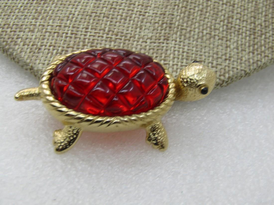 Vintage Ellen Kiam Red Turtle Brooch, Moving Head 2",: Vintage Ellen Kiam Red Turtle Brooch, Moving Head 2" by 1.5", Gold Tone, candy apple acrylic turtle shell with black beaded eges, the head can move side-to-side. Rope accent around shell with nice det