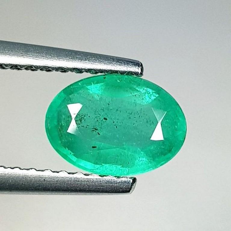 Natural Emerald Oval Cut 0.88 ct (1 of 5)