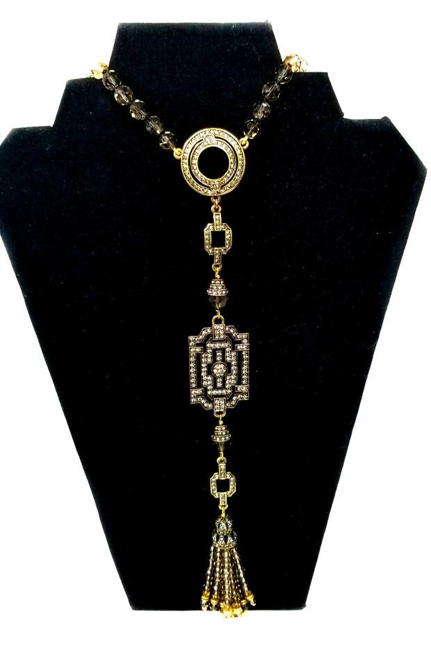 Heidi Daus Swarovski Crystal Long Tassel lariat: Heidi Daus Swarovski Crystal Long Tassel Lariat Necklace. We offer a sweeping display of crystals by the renowned designer, Heidi Daus. This necklace is very long measuring with a total 18" drop. The 