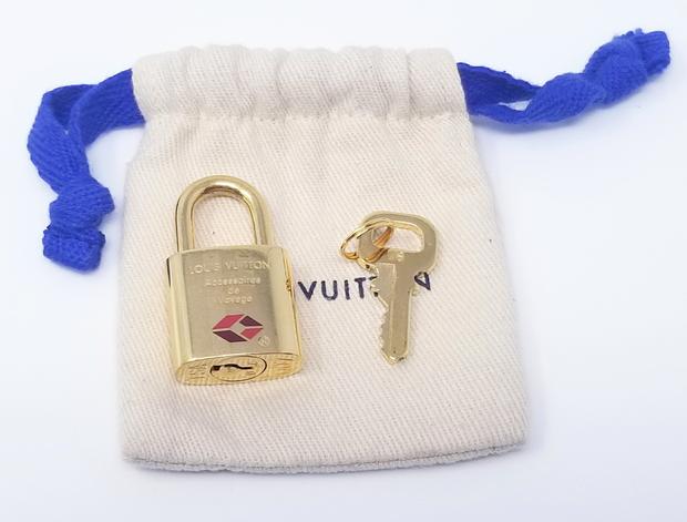 RARE Louis Vuitton Special Edition TSA Padlock and Dust: Louis Vuitton Special Edition TSA Padlock And Dust Bag. This padlock come from the Accessories De Voyage collection by Louis Vuitton and is very rare. The padlock and key are in excellent condition, m