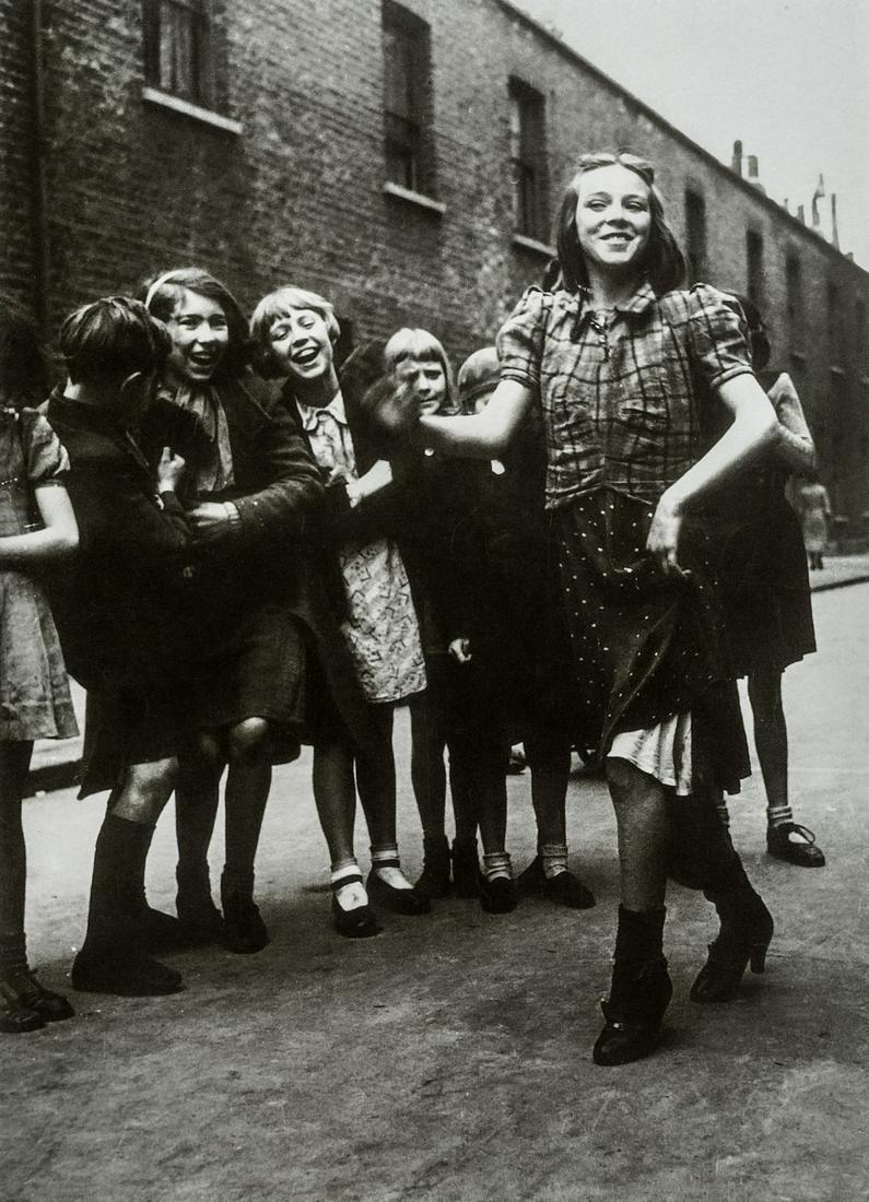 BILL BRANDT - The Lambeth Walk, 1936 (1 of 1)
