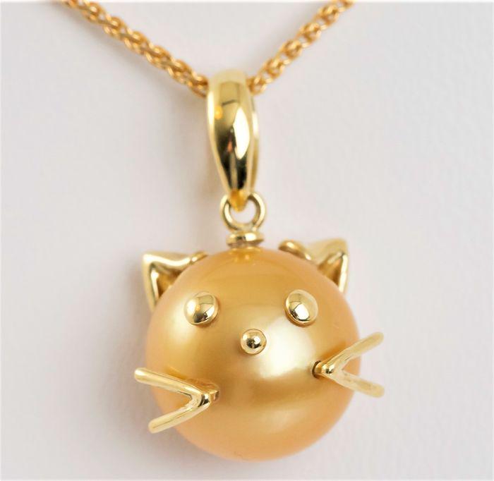 18 kt. Yellow Gold - 11mm Golden South Sea Pearl -: Description: This unique pendant is finely modelled in the form of a cat ! Emerging from the warm oceans of Indonesia, the South Sea pearl has a magnificent deep golden colour with a rich luster and f