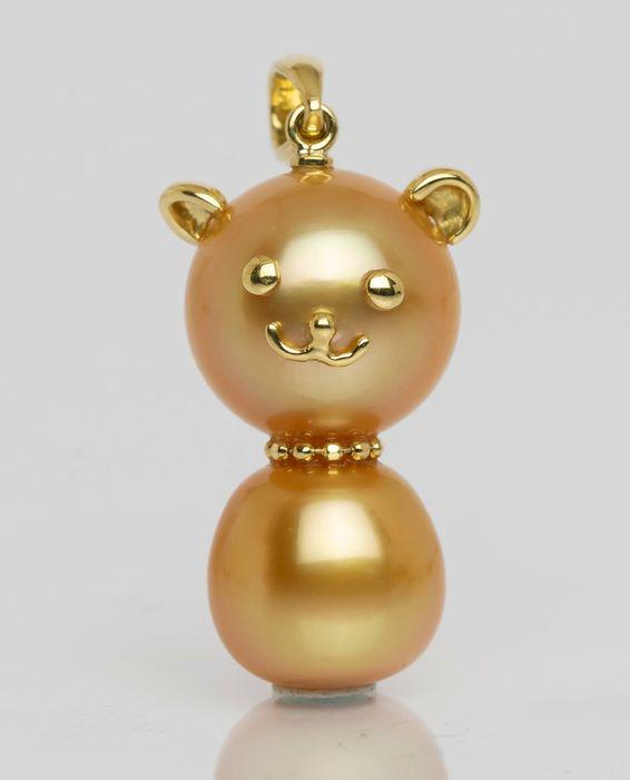 18 kt. Yellow Gold - 10x12mm Deep Golden South Sea: Description: This unique pendant is finely modelled in the form of a bear ! Emerging from the warm oceans of Indonesia, the South Sea pearls have a natural beautiful deep golden colour with a rich lus