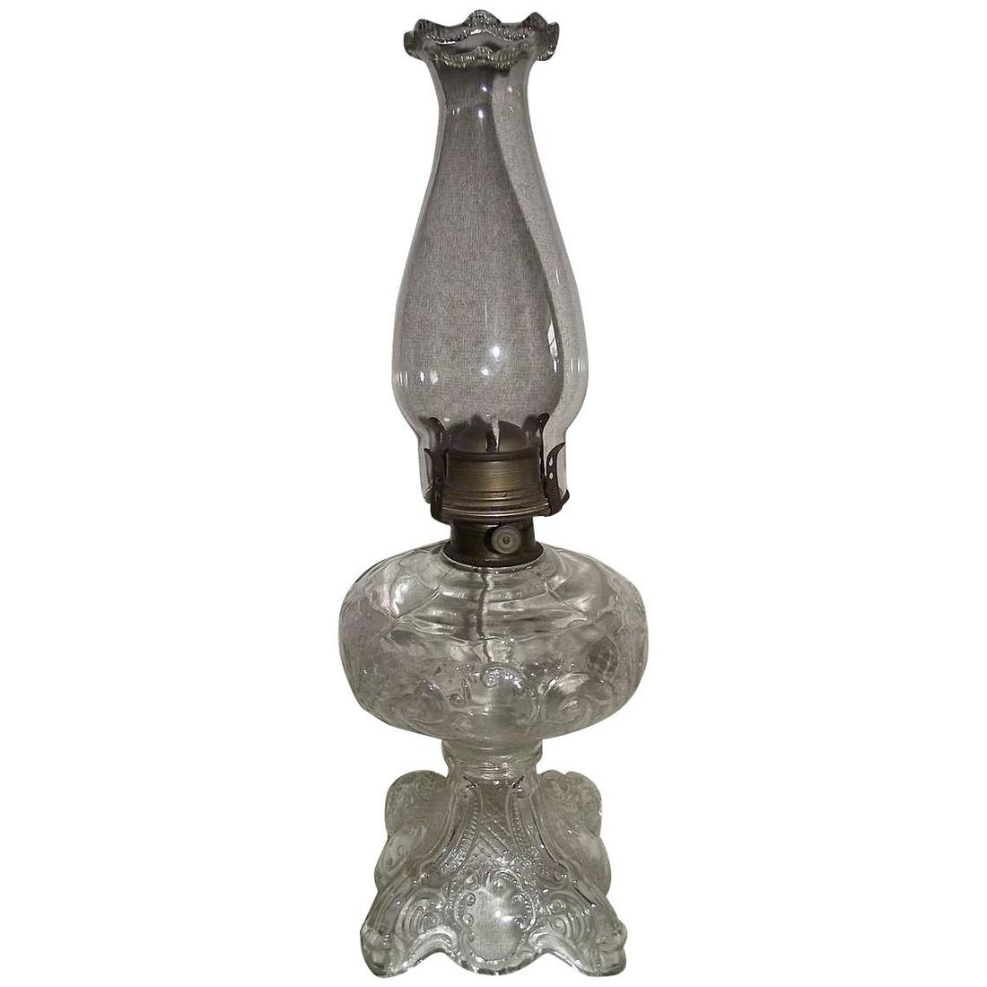 Princess Feather & Daisy Pattern Oil Lamp with Fancy: Title: "Princess Feather & Daisy" Pattern Oil Lamp with Fancy Pie Crust Top Chimney Post 1900. Description: Princess Feather & Daisy Pattern Oil Lamp production Post 1900, with a Fancy Pie Crust Top C