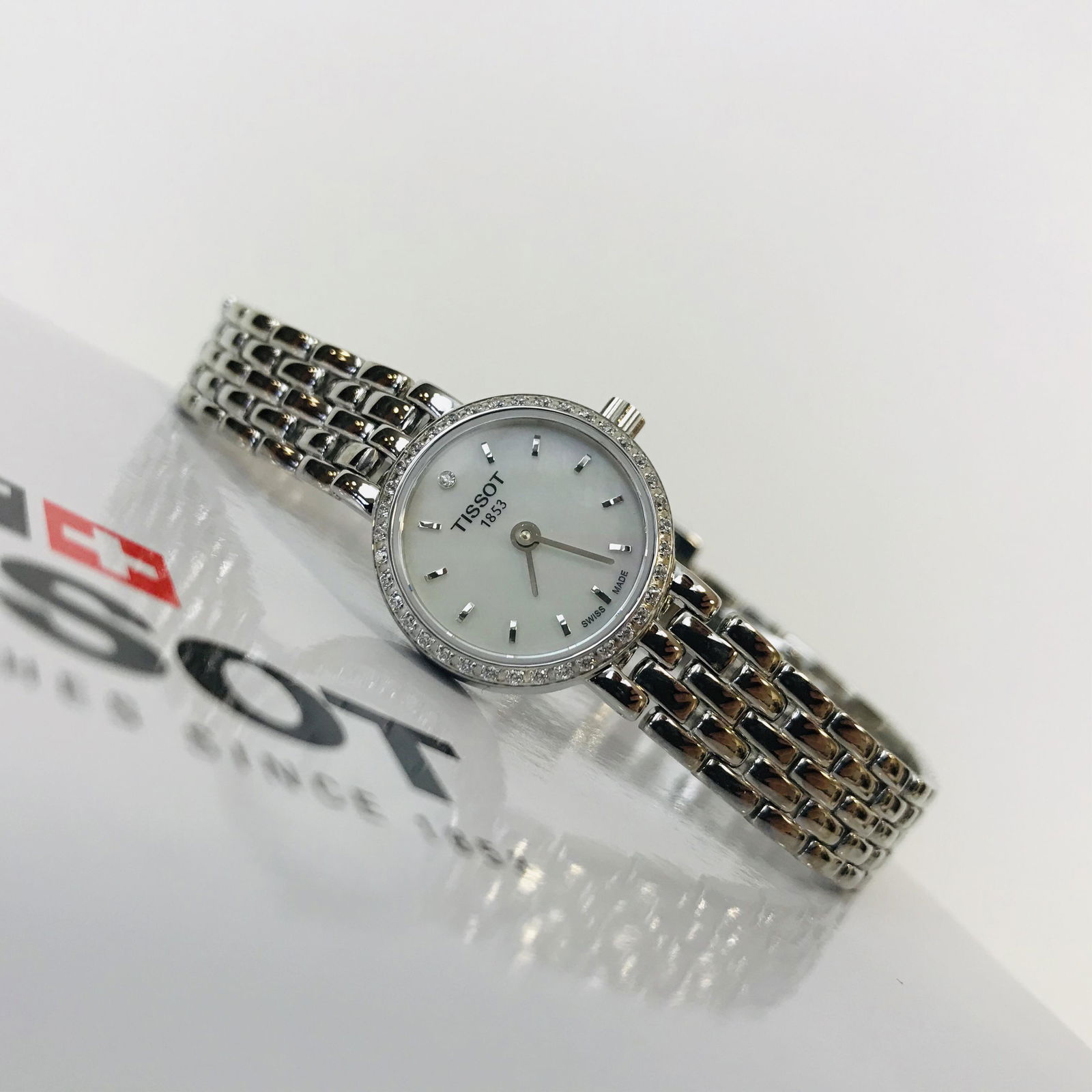 TISSOT Mother of Pearl Diamond Studded Women: Title: TISSOT Mother of Pearl Diamond Studded Women's Watch Brand: TISSOT Size/Dimensions: 19.5 mm Bracelet Length: Standard 165mm-180mm Movement Type: Quartz ETA 901.001 (Swiss Made) Box/Papers: In O