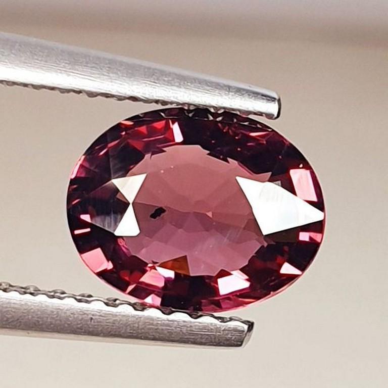 Natural Rhodolite Garnet Oval Cut 2.11 ct: No Reserve! Title: Natural Rhodolite Garnet Oval Cut 2.11 ct Color/Clarity: VVS - VS Carat Weight: 2.11 Size/Dimensions: 7.20 x 7.20 x 4.60 Additional Information: Oval - Burma Shipping: Domestic: Fl