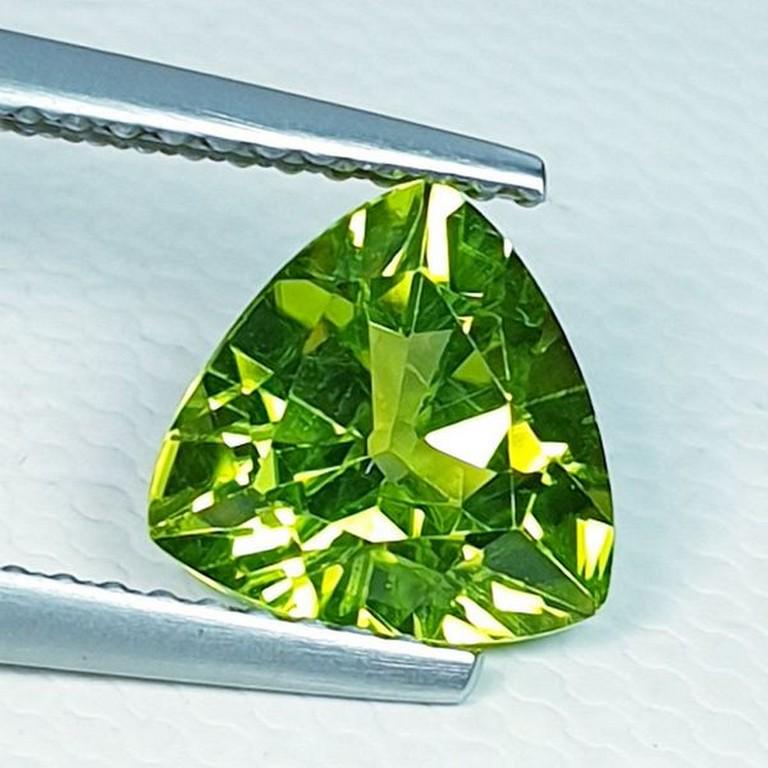 Natural Peridot Round Cut 2.62 ct: No Reserve! Title: Natural Peridot Round Cut 2.62 ct Color/Clarity: VVS Carat Weight: 2.62 Size/Dimensions: 9.10 x 9.10 x 4.70 Additional Information: Round - Pakistan Shipping: Domestic: Flat-rate o