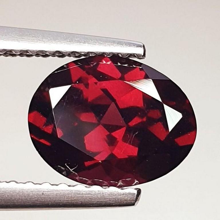 Natural Rhodolite Garnet Oval Cut 2.17 ct: No Reserve! Title: Natural Rhodolite Garnet Oval Cut 2.17 ct Color/Clarity: VVS - VS Carat Weight: 2.17 Size/Dimensions: 8.80 x 6.90 x 4.40 Additional Information: Oval - Burma Shipping: Domestic: Fl