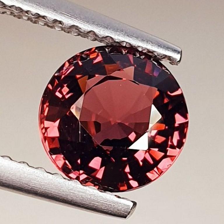 Natural Rhodolite Garnet Oval Cut 1.70 ct: No Reserve! Title: Natural Rhodolite Garnet Oval Cut 1.70 ct Color/Clarity: VVS - VS Carat Weight: 1.7 Size/Dimensions: 8.20 x 6.10 x 3.80 Additional Information: Oval - Burma Shipping: Domestic: Fla