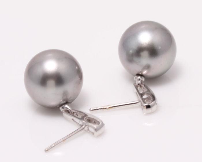 14 kt. White Gold - 11x12mm Tahitian Pearls - Earrings: Title: 14 kt. White Gold - 11x12mm Tahitian Pearls - Earrings - 0.08 ct Description: Classic Elegance ! Emerging from the tropical lagoons of French Polynesia, these Tahitian pearls have been hand sel
