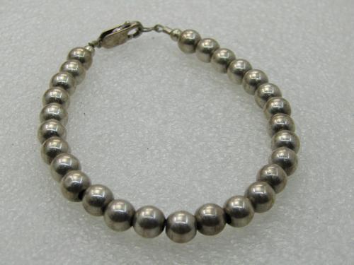 Vintage Sterling Silver 5.5mm Beaded Bracelet, 7": Vintage Sterling Silver 5.5mm Beaded Bracelet, 7" and appx. 5.99 grams. Silver beads, all appx. 5.5mm round with lobster clasp. Marked .925 and tested. Not signed by the maker. Very good condition, po