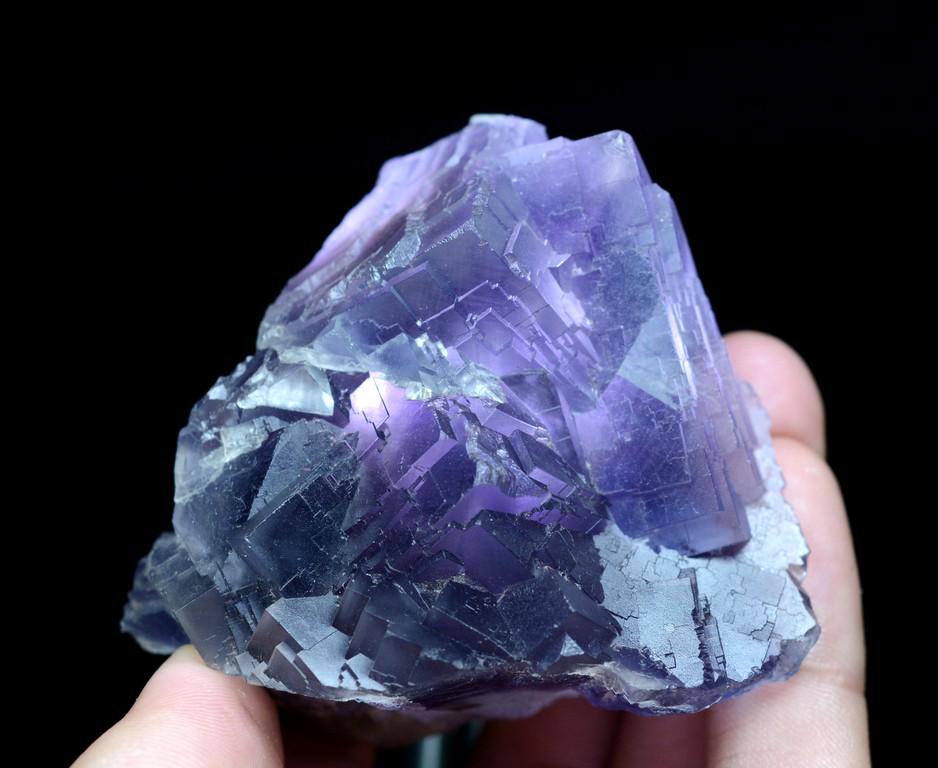 181 Gram Gorgeous Natural Color Change Fluorite: Title:181 Gram Gorgeous Natural Color Change Fluorite Specimen Weight: 181 Gram Size/Dimensions: 66x61x34 mm Origin: Pakistan Reserve: $30.00 Shipping: Domestic: Flat-rate of $15.00 to anywhere within