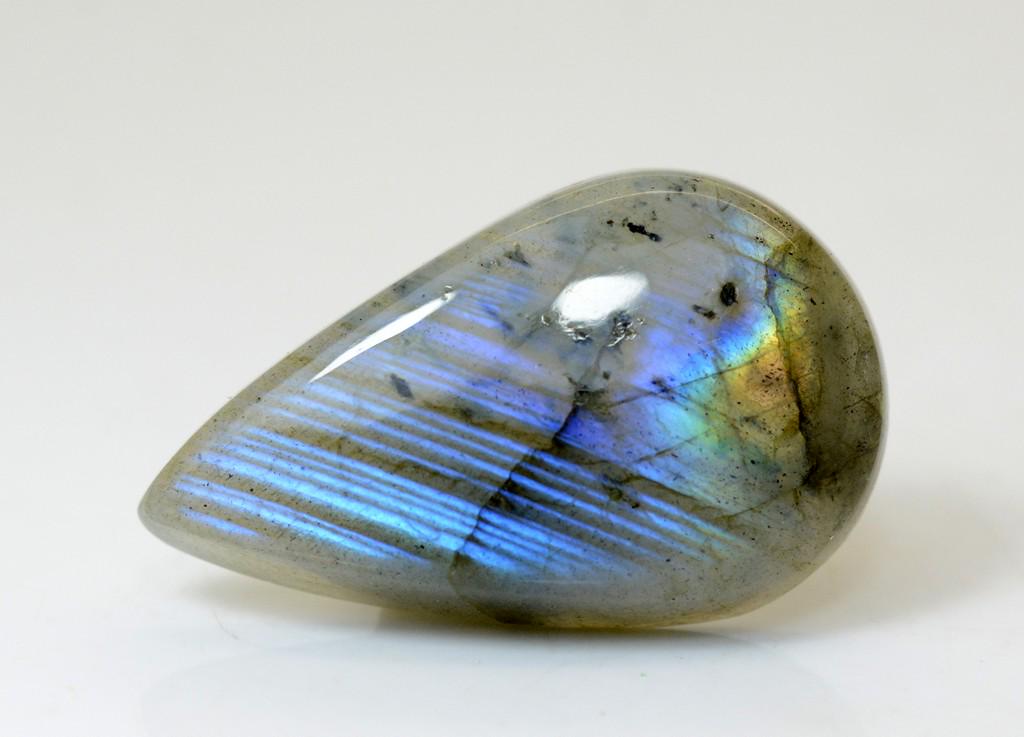 26.40 CT Amazing Labradorite Gemstone@ Africa: Title: 26.40 CT Amazing Labradorite Gemstone@ Africa Origin: Africa Weight: 26.40 Carat Size/Dimensions: 29x17x6 mm Reserve: $20.00 Shipping: Domestic: Flat-rate of $12.00 to anywhere within the conti