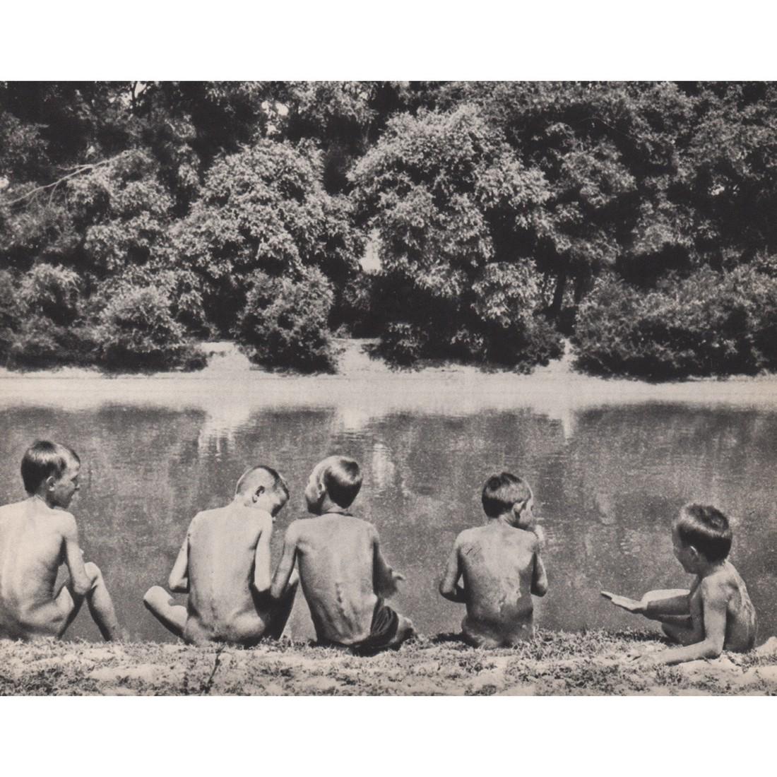 ANDRE KERTESZ - Boys on the Riverbank (1 of 1)