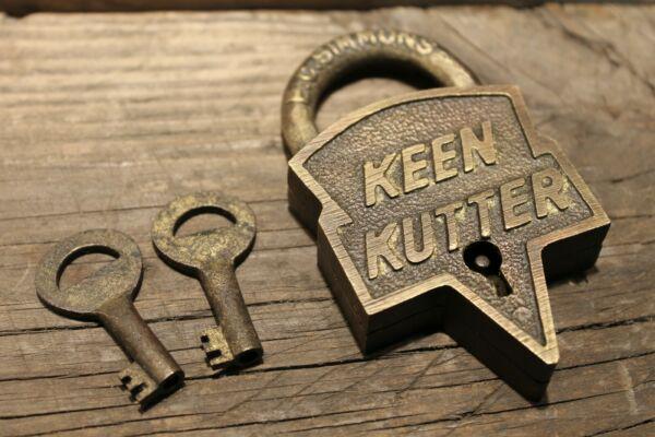Brass Keen Kutter Padlock Lock & Key: 3 5/8" tall x 2 1/8" Wide Nice reproduction brass Keen Kutter padlock! This lock is fully functional! Hard to tell its age. Heavy solid brass. Springs right open when you turn the key. Great aged pati