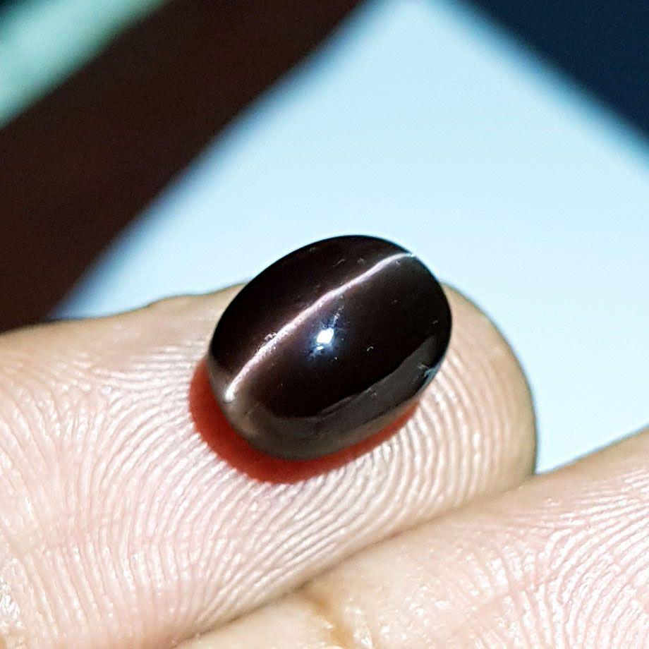 4.09 ct Natural Scapolite Cat's Eye: No Reserve! Title: 4.09 ct Natural Scapolite Cat's Eye Color/Clarity: Opaque Gemstones: Loosegemstone Carat Weights: 4.09 Size/Dimensions: 9.10 x 7.10 x 7.00 Additional Information: Oval - Africa Ship