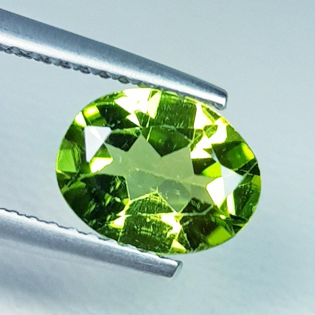 Natural Peridot Oval Cut 1.58 ct: No Reserve! Title: Natural Peridot Oval Cut 1.58 ct Color/Clarity: VVS Gemstones: Loosegemstone Carat Weights: 1.58 Size/Dimensions: 8.80 x 6.85 x 3.80 Additional Information: Oval - Pakistan Shipping