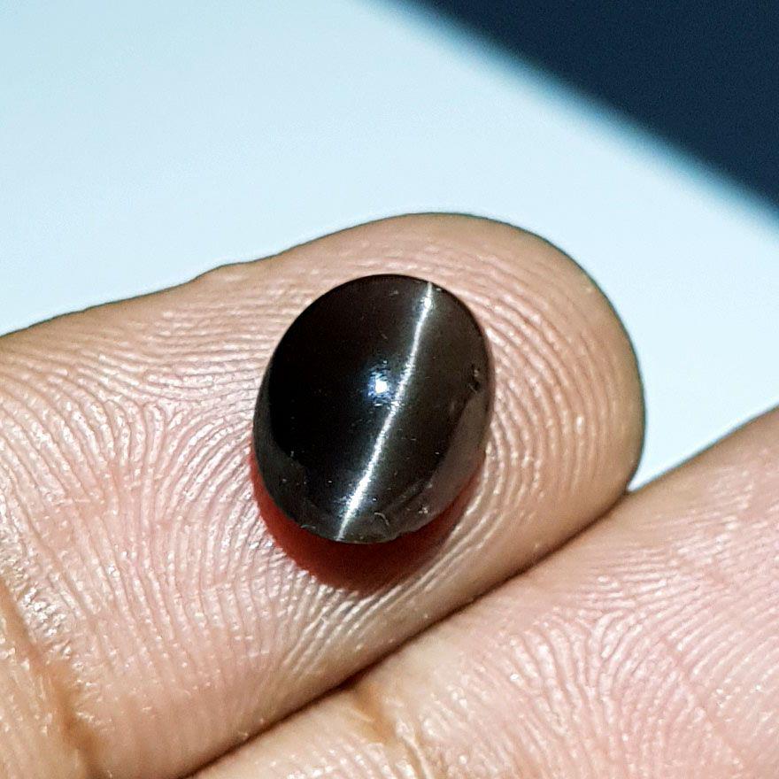 2.76 ct Natural Scapolite Cat's Eye: No Reserve! Title: 2.76 ct Natural Scapolite Cat's Eye Color/Clarity: Opaque Gemstones: Loosegemstone Carat Weights: 2.76 Size/Dimensions: 9.70 x 7.70 x 5.10 Additional Information: Oval - Africa Ship