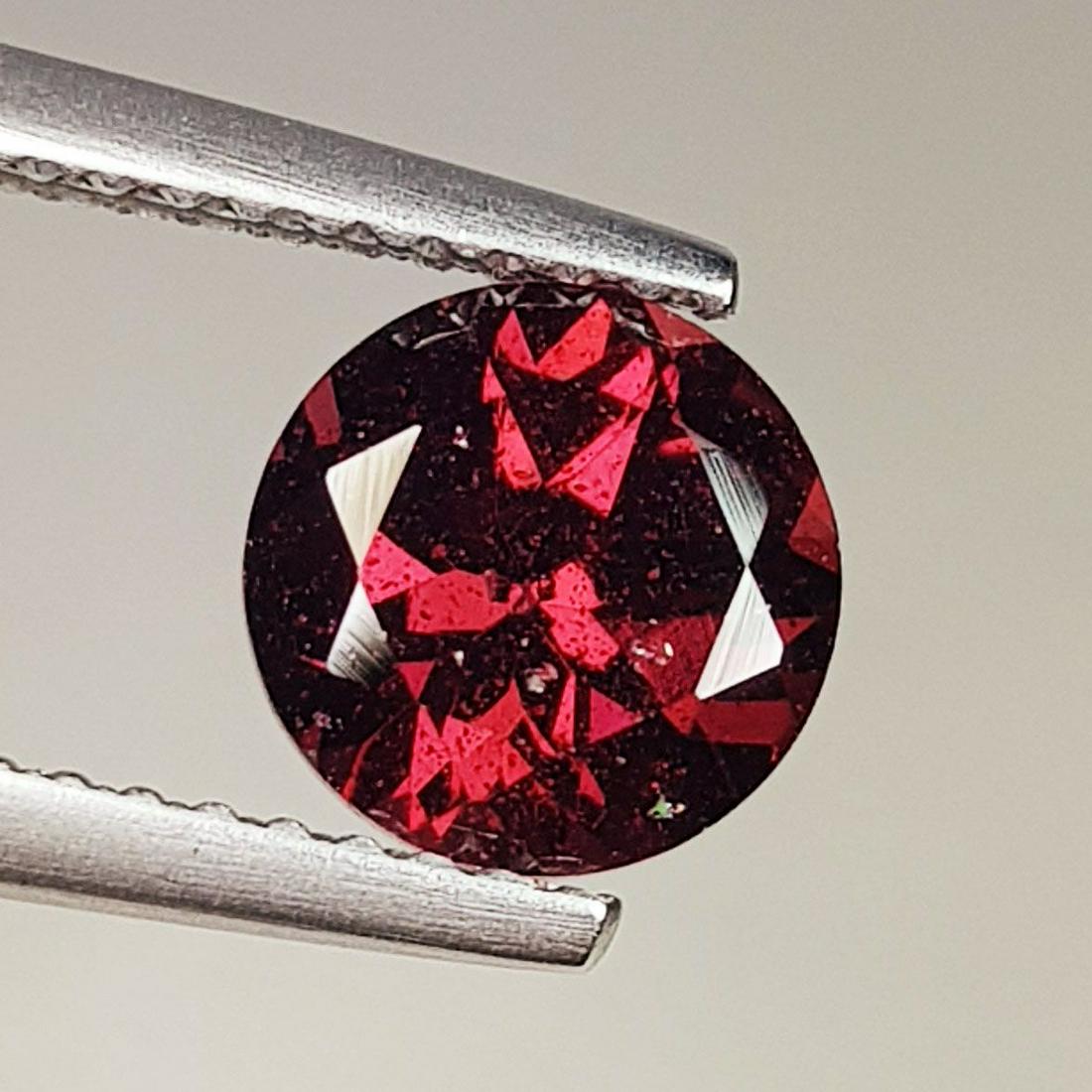 Natural Rhodolite Garnet Round Cut 1.80 ct: No Reserve! Title: Natural Rhodolite Garnet Round Cut 1.80 ct Color/Clarity: VVS - VS Gemstones: Gemstones Carat Weights: 1.8 Size/Dimensions: 7.00 x 7.00 x 4.70 Additional Information: Round - Burma 