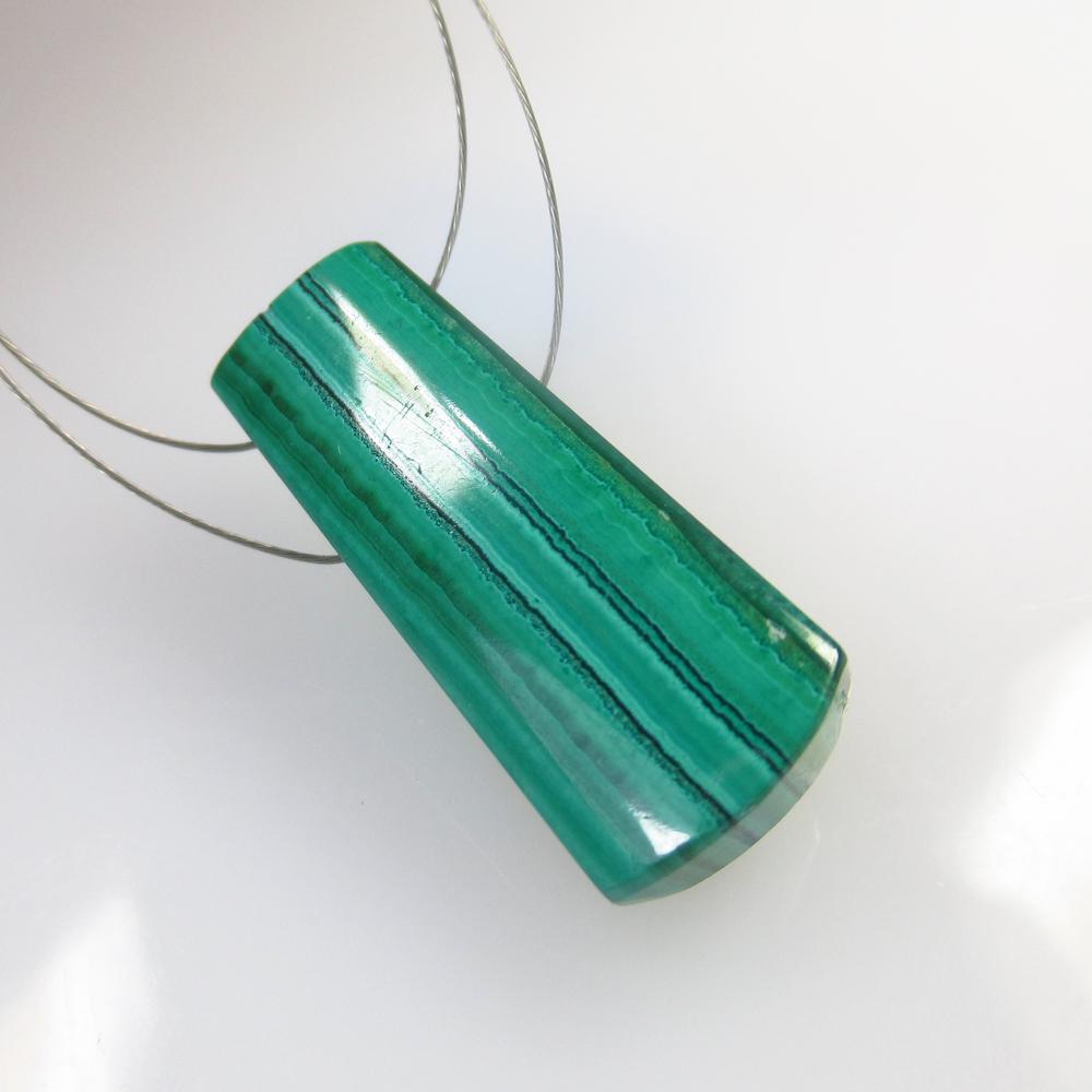 21.75 Ctw Natural Green Malachite Fancy Cab: No Reserve! Title: 21.75 Ctw Natural Green Malachite Fancy Cab Stone Clarity: 21.75 Gemstone: Malachite Size/ Dimensions: 21.75 Carat Weights:23.00 x 11.00 x 5.30 mm Additional Info: Drilled Fancy Cab