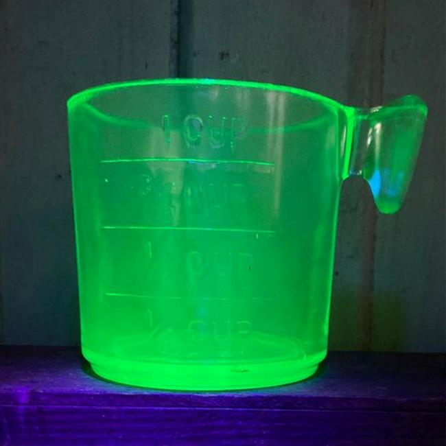 1930'S URANIUM GLASS MEASURING 1 CUP, EE HAMM, HANOVER (1 of 8)
