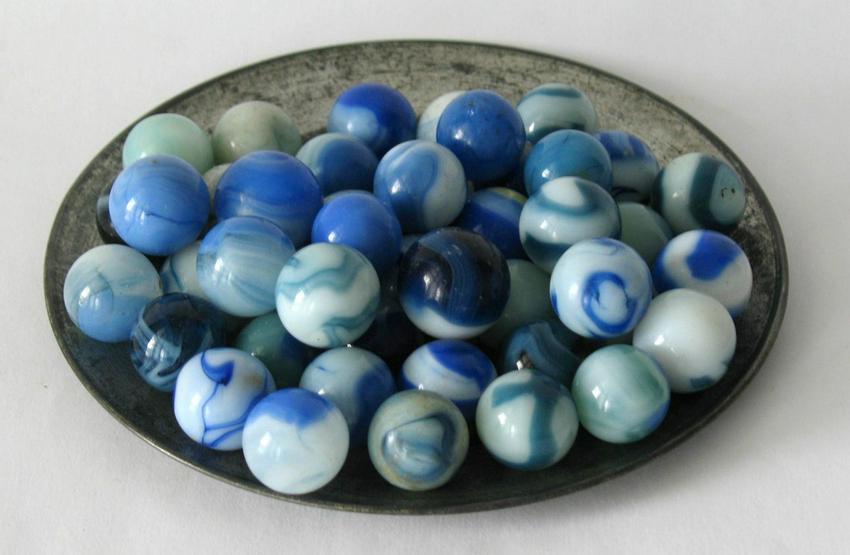 Collection of vintage blue and white glass marbles.: Title: Collection of vintage blue and white glass marbles. Description: Nice small collection of vintage blue & white glass marbles. Dimension: normal size Circa: 1950's Shipping: Domestic: Flat-rate 