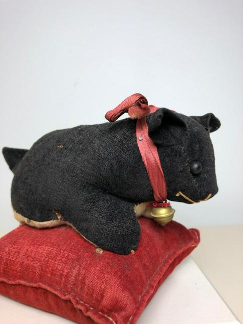 CAT ON PILLOW PIN CUSHION: Title: CAT ON PILLOW PIN CUSHION Provenance/additional info: VELVET AND WOOL WITH ORIGINAL RIBBON - CIRCA 1945 Shipping: Domestic: Flat-rate of $20.00 to anywhere within the contiguous U.S. Internatio