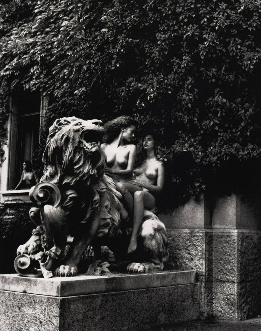 HELMUT NEWTON - In front of Viosconti's family house, (1 of 1)