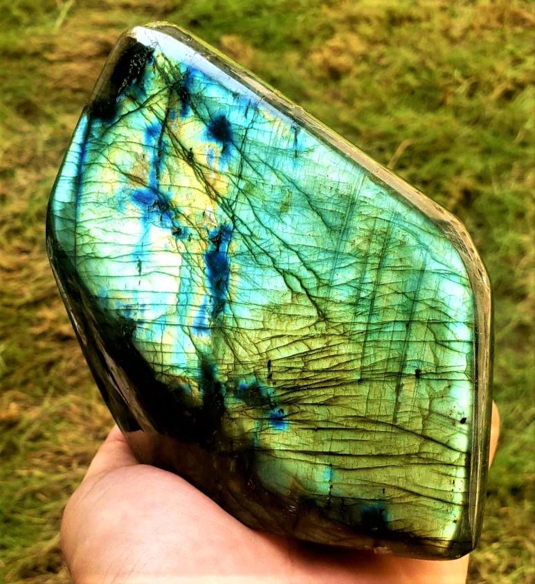 Labradorite Healing Tumble - 1170 Grams: Title: Labradorite Healing Tumble - 1170 Grams Gemstones: Mineral Carat weights: 1170 Grams Size/Dimensions: 116X110X57 mm Additional Info:Labradorite Healing Tumble - 1170 Grams Reserve: $220.00 Ship