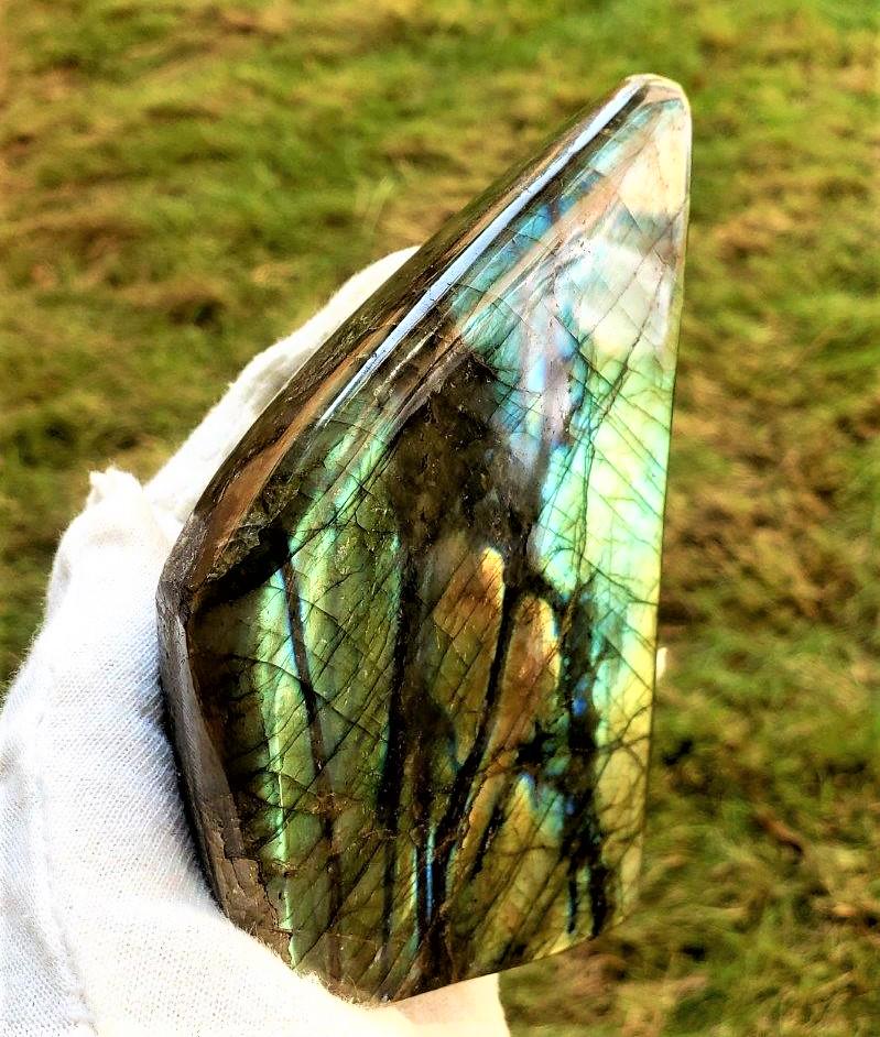 Fire Labradorite Healing Tumble - 551.4 Grams: Title: Fire Labradorite Healing Tumble - 551.4 Grams Gemstones: Mineral Carat weights: 551.4 Grams Size/Dimensions: 123X79X38 mm Additional Info:Fire Labradorite Healing Tumble - 551.4 Grams Reserve: