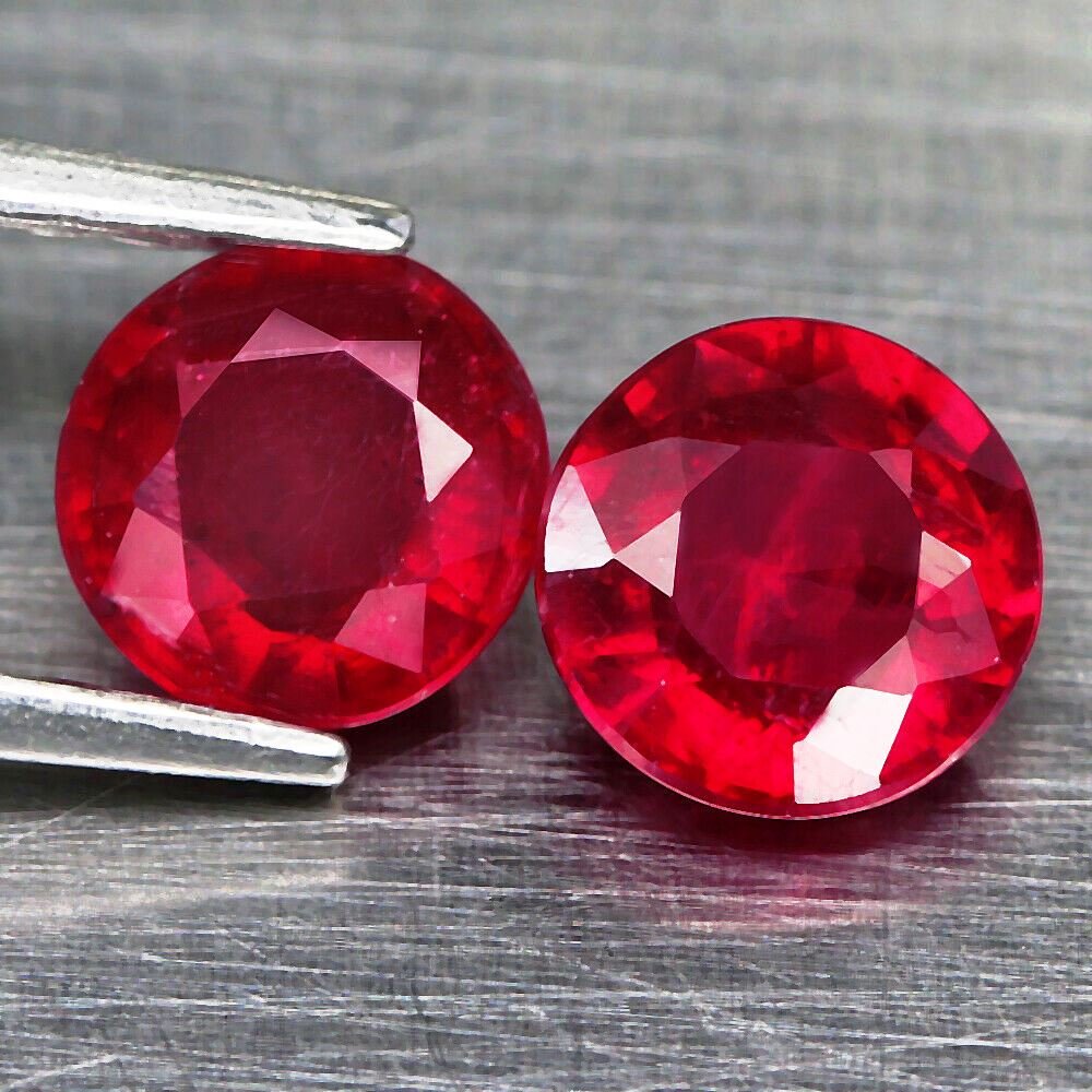 1,30 cts Natural Pair Round Blood Red Ruby (1 of 3)