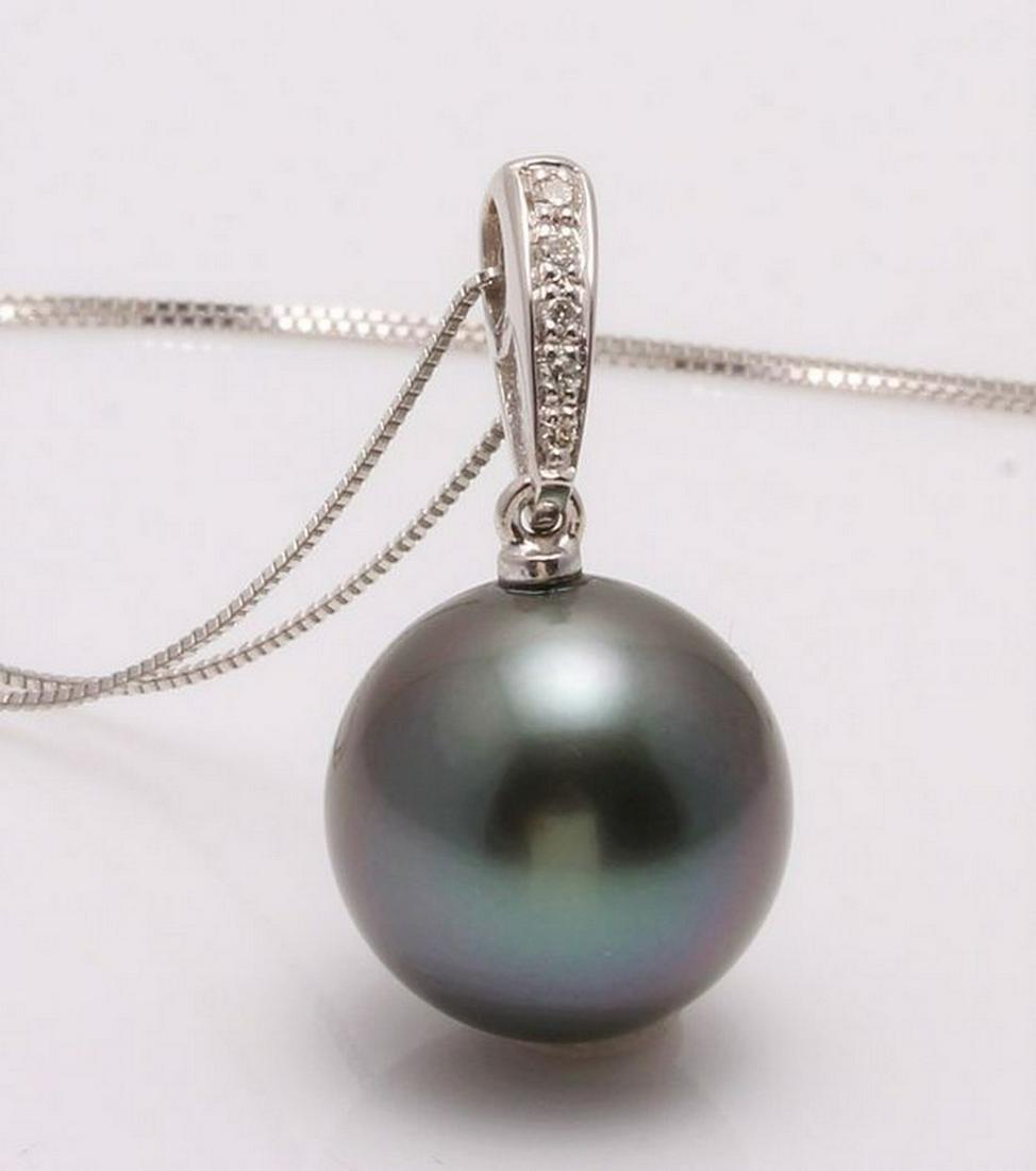 14 kt. White Goud - 12x13mm Round Tahitian pearl -: Description: Emerging from the tropical lagoons of French Polynesia, this Tahitian pearl has been hand selected for this pendant as its natural beautiful green colour comes to life combined with the w