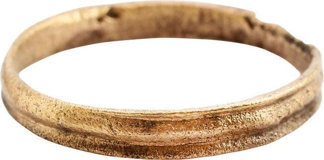 ANCIENT VIKING WEDDING RING 9TH-10TH C.AD S 9: Gilt bronze. 2.7mm width. The face with raised edges and medial resulting in a five-band effect. The inside showing tool finishes from having been cast with a core, later removed for finishing and wea
