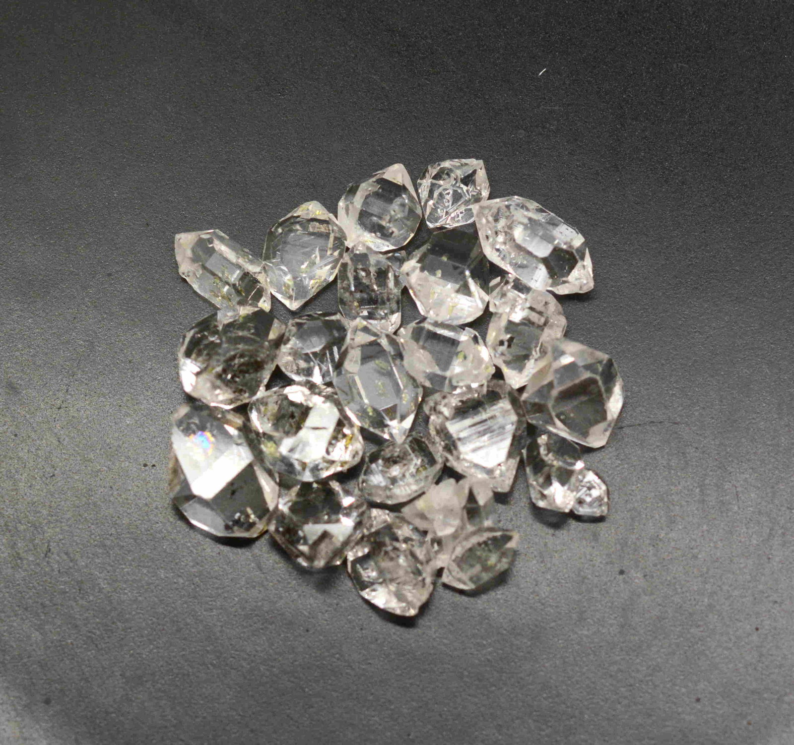 60 CT Top Quality Petroleum Quartz Crystals@ Pakistan: Title: 60 CT Top Quality Petroleum Quartz Crystals@ Pakistan Origin: Pakistan Weight: 60 Carat Size/Dimensions: xxx mm Reserve: $40.00 Shipping: Domestic: Flat-rate of $12.00 to anywhere within the co