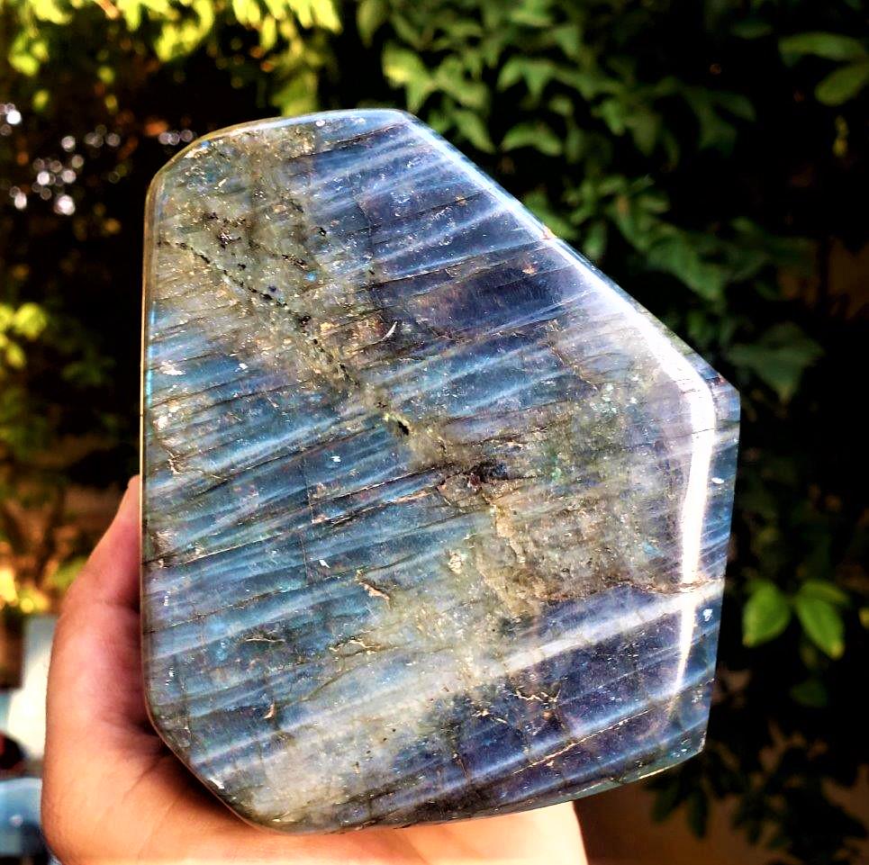 Fire Labradorite Healing Tumble - 1255 Grams: Title: Fire Labradorite Healing Tumble - 1255 Grams Gemstones: Mineral Carat Weights: 1255 Grams Size/Dimensions: 99X104X65 mm Additional Information: Fire Labradorite Healing Tumble - 1255 Grams Rese