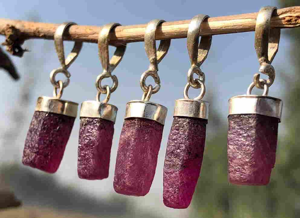 10 Grams Beautiful Ruby Corundum Pendants Sterling with: Title: 10 Grams Beautiful Ruby Corundum Pendants Sterling with Silver 925 (5Pcs) Gemstones: Ruby Carat Weights: 10 Grams Size/Dimensions: 5 Pcs Additional Information: Natural Reserve: $30.00 Shipping