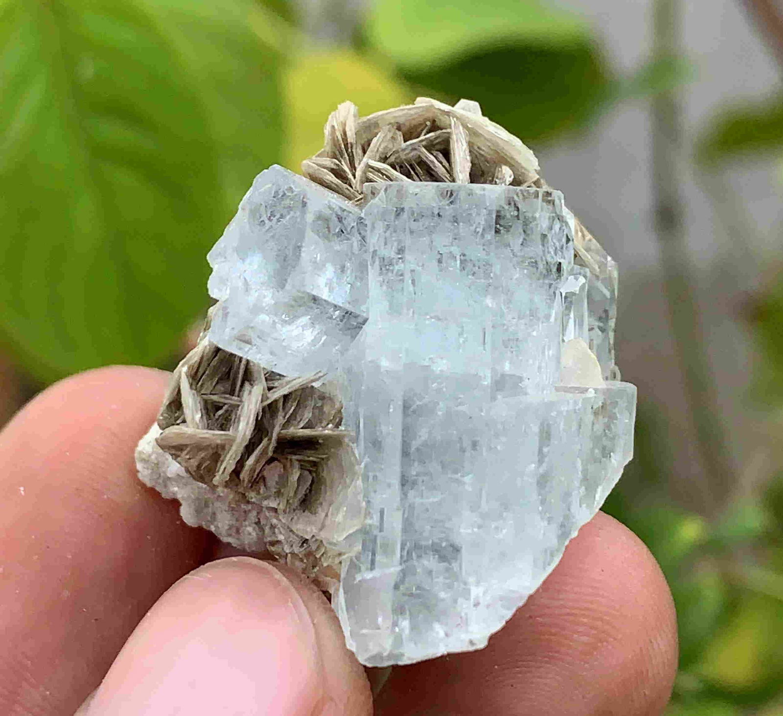 20 Gram Very Beautiful Natural Aquamarine With Mica: Title: 20 Gram Very Beautiful Natural Aquamarine With Mica Specimen Treatment: Natural Total Weights: 20 Gram Size/Dimensions: 29x25x21 mm Origin: Pakistan Reserve: $30.00 Shipping: Domestic: Fla