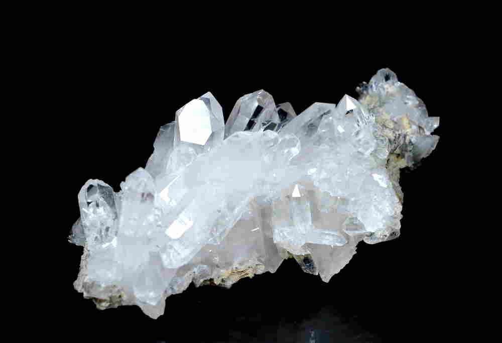 179 Gram Gorgeous Natural Quartz Specimen: Title: 179 Gram Gorgeous Natural Quartz Specimen Weight: 179 Gram Size/Dimensions: 109x55x50 mm Origin: Pakistan Reserve: $20.00 Shipping: Domestic: Flat-rate of $15.00 to anywhere within the contigu