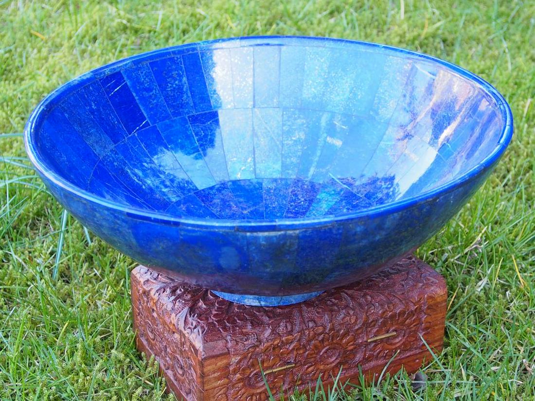 Hand Crafted stunning genuine Lapis Lazuli Bowl: Title: Hand Crafted stunning genuine Lapis Lazuli Bowl Gemstones: Mineral Carat Weights: 1600 Grams Additional Information: Hand Crafted stunning genuine Lapis Lazuli Bowl Reserve: $450.00 Shipping: D