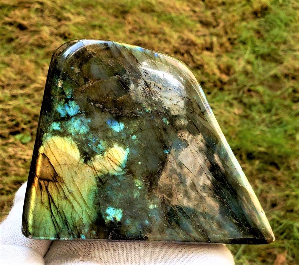 Fire Labradorite Healing Tumble - 551.4 Grams: Title: Fire Labradorite Healing Tumble - 551.4 Grams Gemstones: Mineral Carat Weights: 551.4 Grams Size/Dimensions: 123X79X38 mm Additional Information: Fire Labradorite Healing Tumble - 551.4 Grams R
