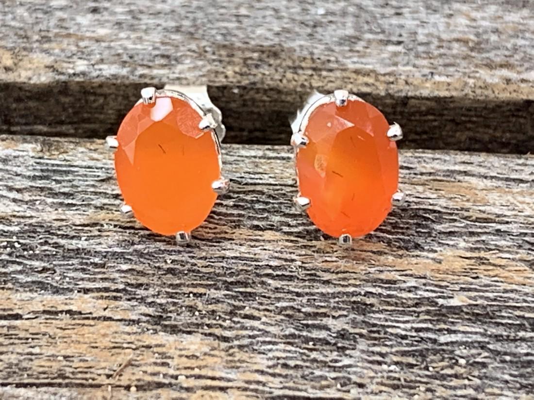 Carnelian Natural Gemstone .925 Sterling Earrings: No Reserve! Title: Carnelian Natural Gemstone .925 Sterling Earrings Materials:Sterling Silver Dimensions: 7 x 5 mm Shipping: Domestic: Flat-rate of $7.00 to anywhere within the contiguous U.S. Intern