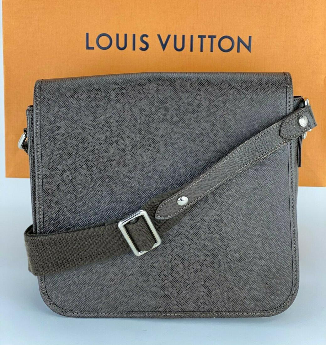 Louis Vuitton Grizzli Taiga Leather Andrei Messenger (1 of 12)