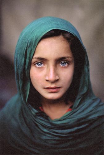 STEVE MCCURRY - Girl with Green Shawl, Peshawar (1 of 1)